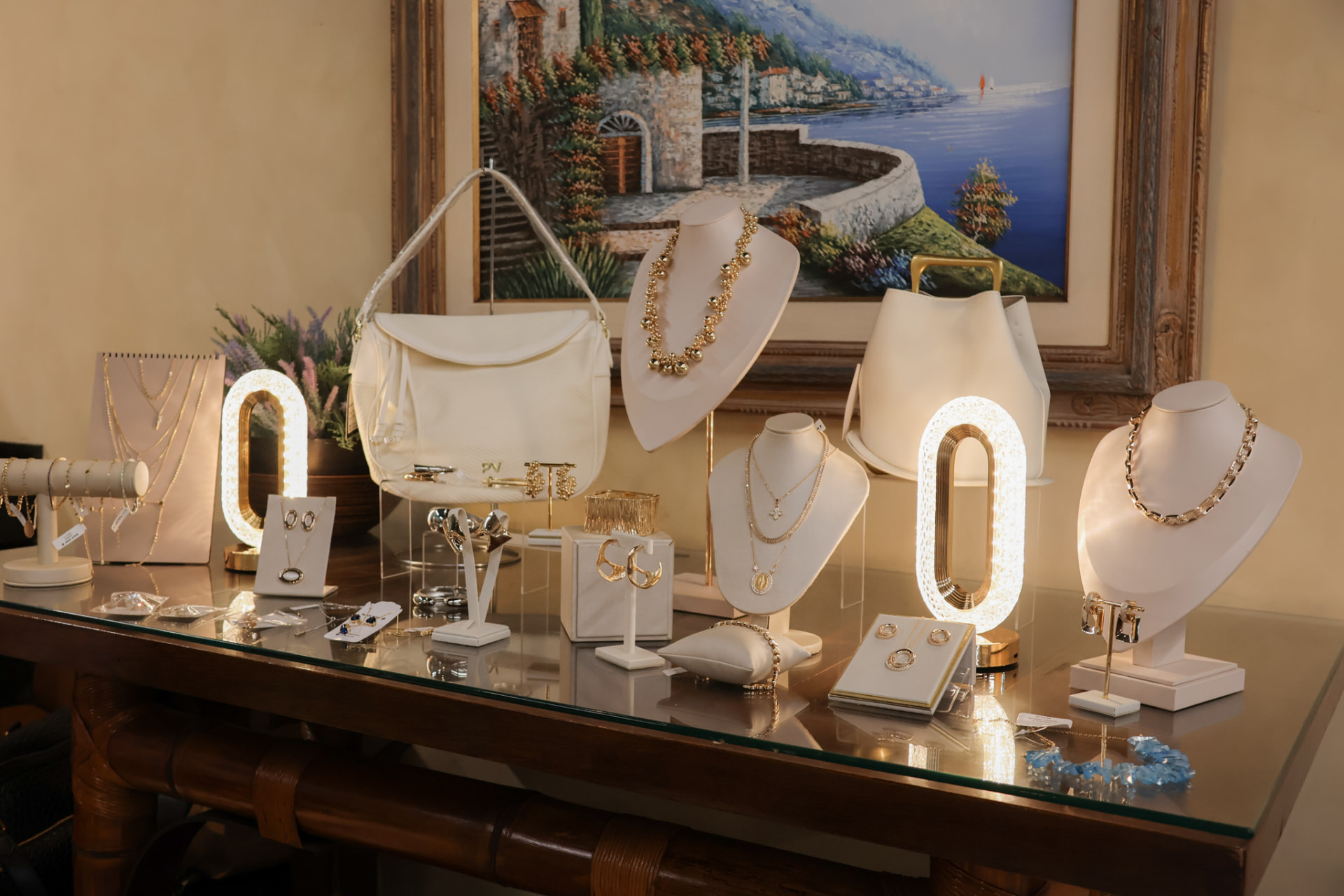 Vitrine de marca expositora com semijoias e bolsas na Confraria